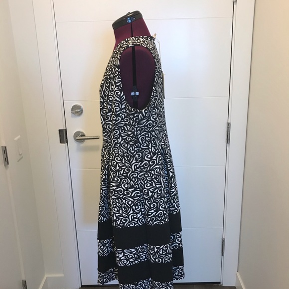 Haani Patterned V-neck Dress - Picture 2 of 6